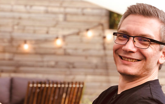 Ein Mitarbeiter lächelt in die Kamera