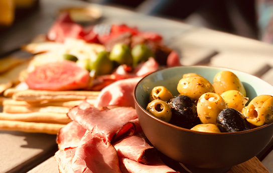 Tappas ansprechend auf einem Tisch angerichtet